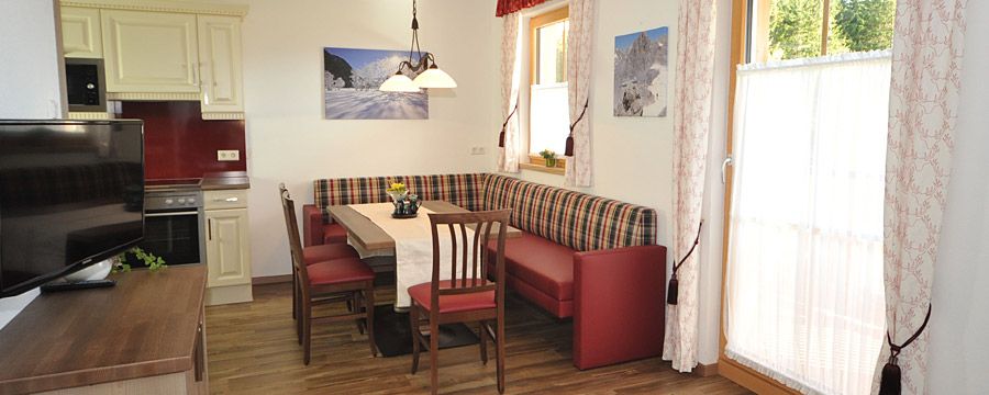 Gemütlich eingerichtete Küche im Appartement in Ramsau am Dachstein